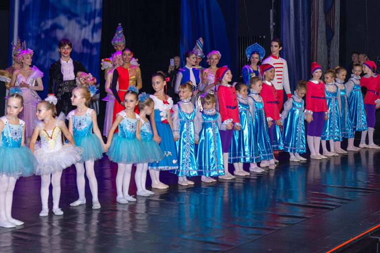 LM-dance-academy-big-scene